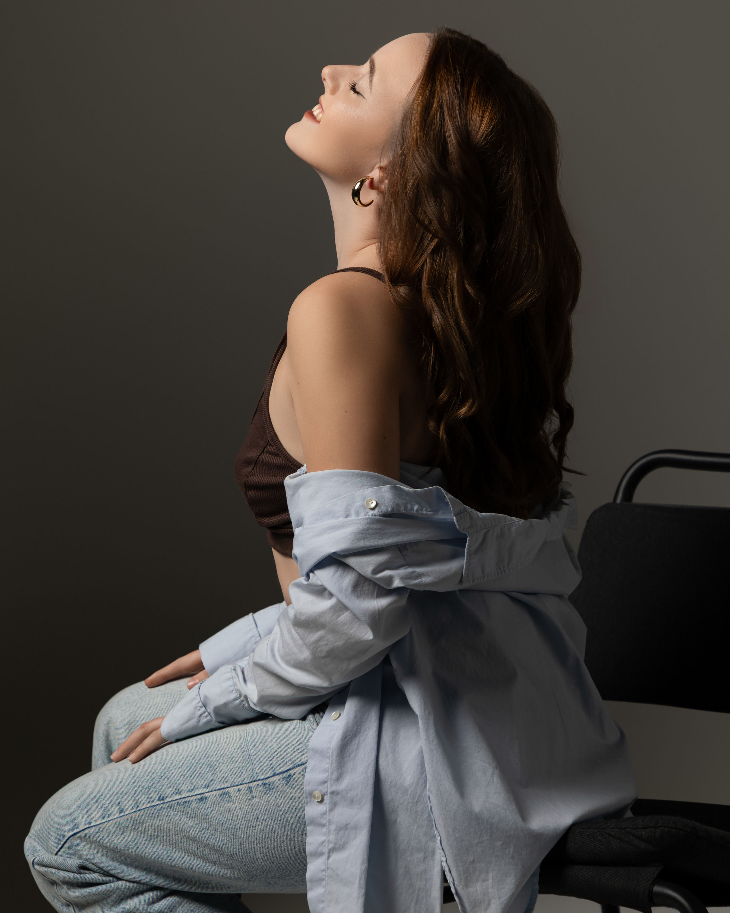 Studio portrait in a black jumpsuit, elegant style - photograph 19
